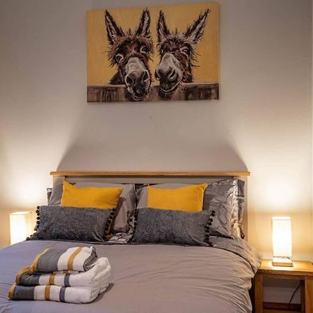 Cozy Newly Renovated Town Centre Apartment アバーフェルディ エクステリア 写真